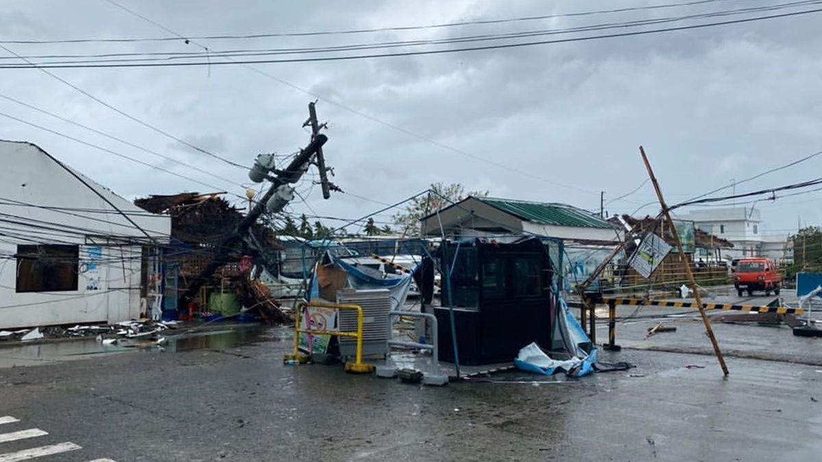 Filipínský tajfun Phanfone má již 16 obětí